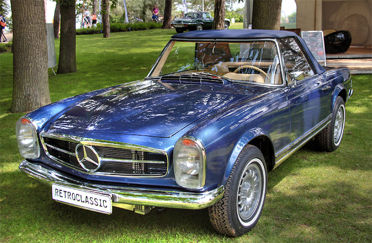 Lackier- und Karosseriearbeiten an einer Fahrzeugkarosserie in der Retroclassic-Werkstatt