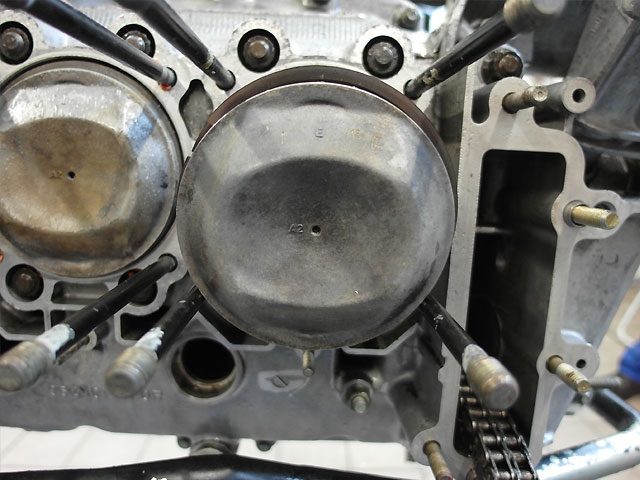 Detailaufnahme eines zerlegten Motors bei der Instandsetzung