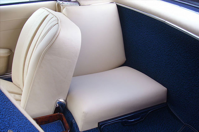 Aufgearbeitete Ledersitze im Interieur eines Klassikers